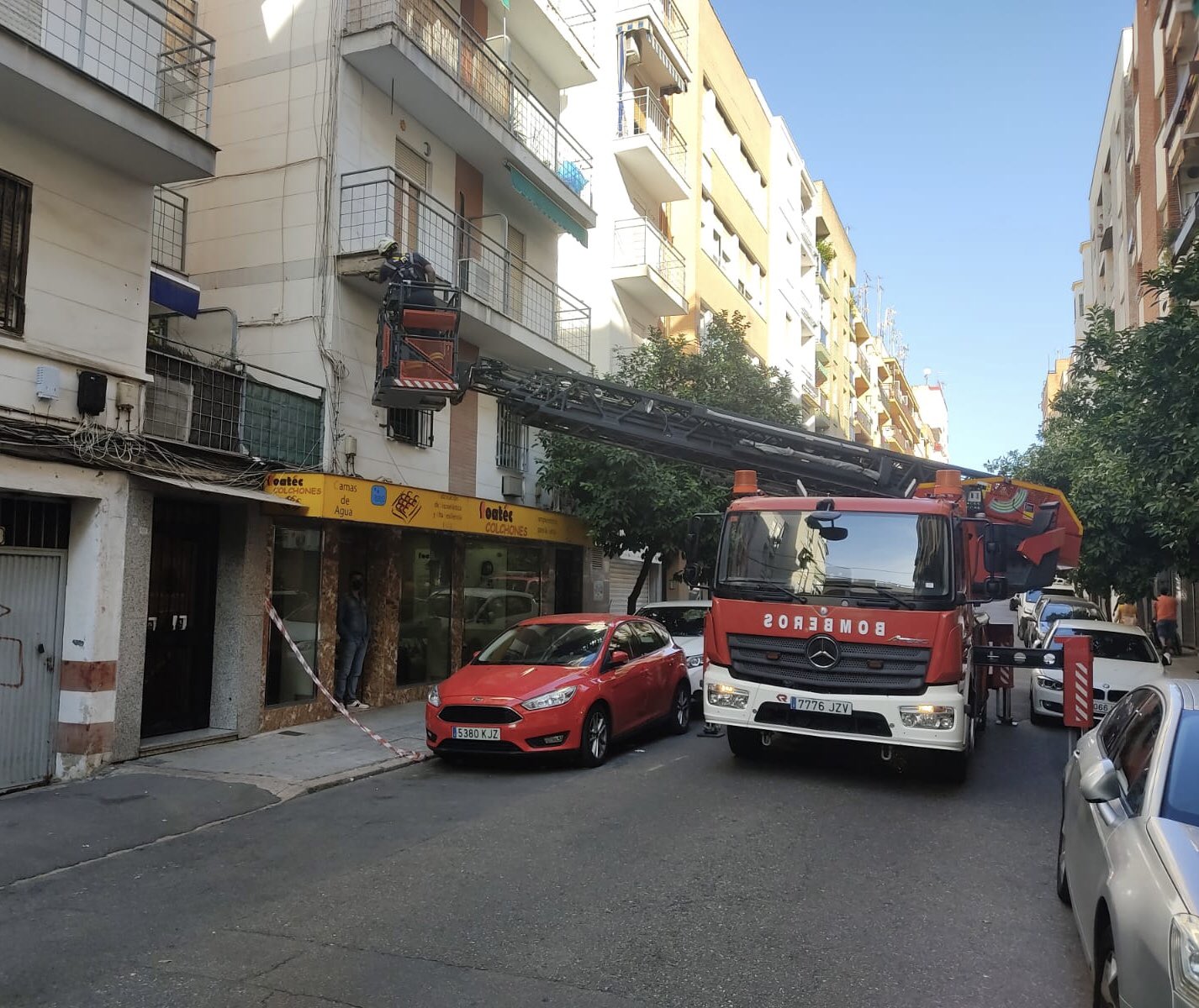 Córdoba_bomberos en Twitter: "Lo que comentábamos ayer. No todo son incendios. Hoy, saneamiento de fachada en Alcalde De la Cruz Ceballos. https://t.co/8ejWarMuG0" / Twitter