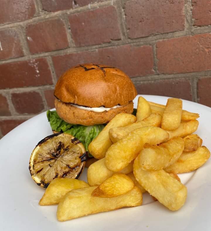 Today’s special.. Homemade Salmon Burger with a garlic and lemon mayo in a brioche bun and chips!🐟🍋🧄 #todaysspecial #salmonburger #homemadefood #canalside #exeter #devon #pubgrub