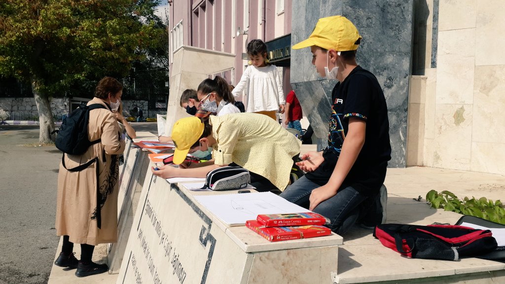 Ankara Saraçoğlu Mahallesini rant için yok etmek isteyenlere karşı Namık Kemal Ortaokulu öğrencileri kapatılan okullarını ve mahallenin evlerini ağaçlarını resmederek sahip çıktılar. 
Çocukların çığlığına sessiz kalmayın <a href="/csbgovtr/">T.C. Çevre, Şehircilik ve İklim Dğş. Bakanlığı</a> <a href="/ankarabbld/">Ankara Büyükşehir</a> <a href="/cankayabelediye/">Çankaya Belediyesi</a> 
#SaraçoğluYaşasın