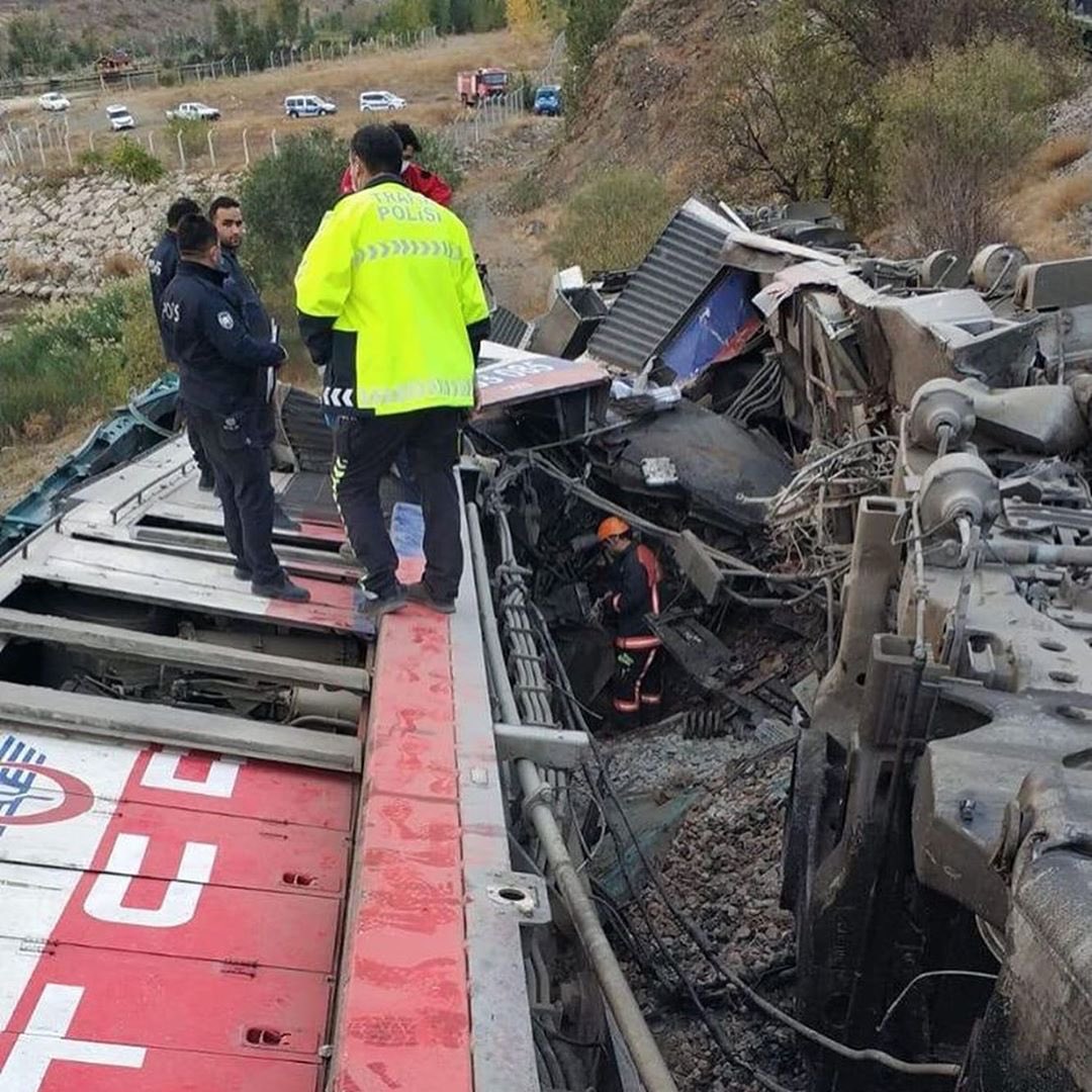 AhidAnkara06's tweet photo. Ankara Kalecik'te meydana gelen tren kazasında hayatını kaybeden vatandaşlarımıza Allah'tan rahmet, yaralı vatandaşlarımıza acil şifalar diliyoruz. Geçmiş olsun...

@HilmiYaman06 https://t.co/IxTEUAKWFv