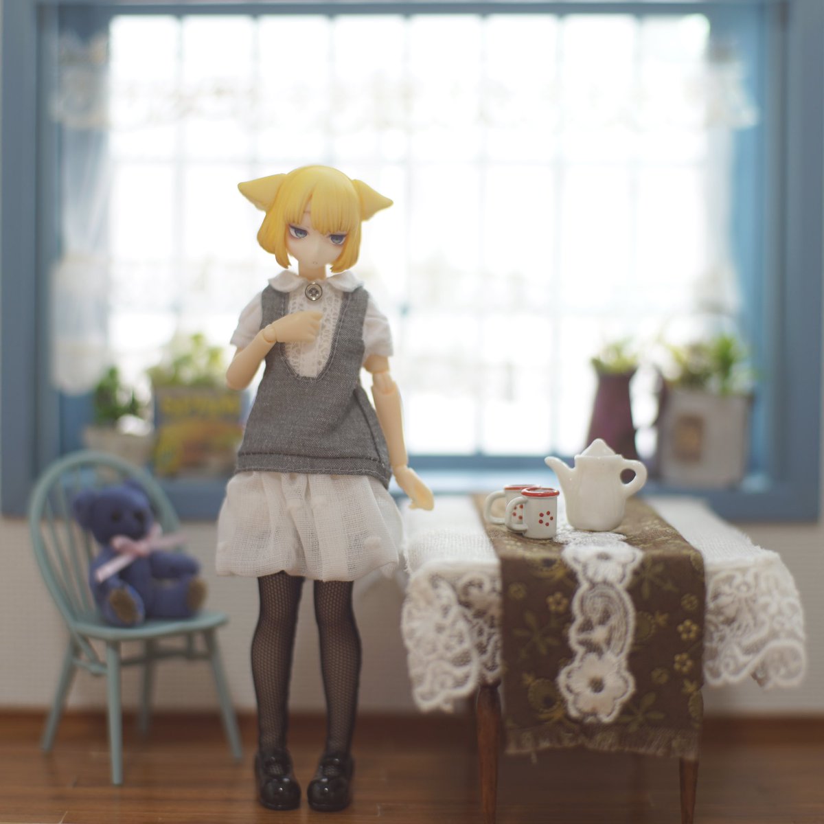 neko250r's tweet image. クーリエちゃんにチュニックのブラウスとバルーンスカート作ってみました！👗🧵
型紙は #ドールコーディネートレシピ #Alinestyle の本のオビツ11サイズを一部調整して使わせて頂きました！
.
#ハンドメイドドール服
#郵書士クーリエ 
#メガミデバイス
#あまデカール