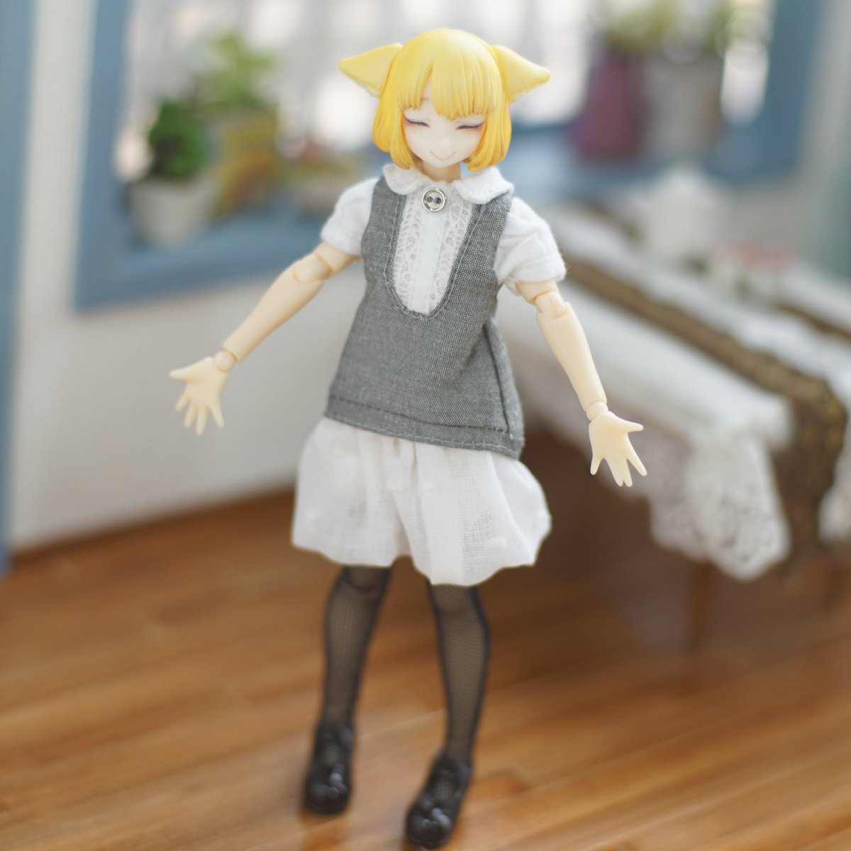 neko250r's tweet image. クーリエちゃんにチュニックのブラウスとバルーンスカート作ってみました！👗🧵
型紙は #ドールコーディネートレシピ #Alinestyle の本のオビツ11サイズを一部調整して使わせて頂きました！
.
#ハンドメイドドール服
#郵書士クーリエ 
#メガミデバイス
#あまデカール