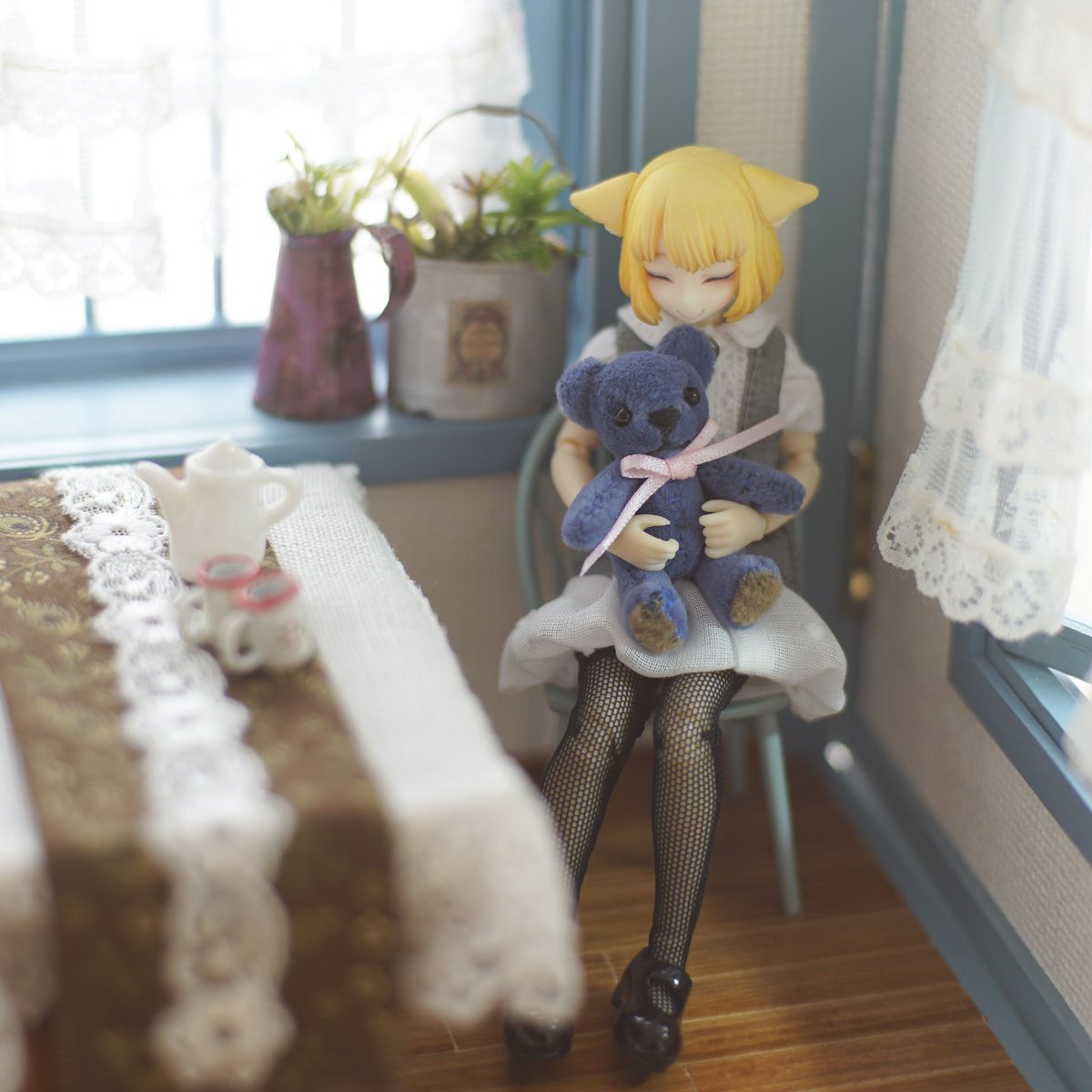 neko250r's tweet image. クーリエちゃんにチュニックのブラウスとバルーンスカート作ってみました！👗🧵
型紙は #ドールコーディネートレシピ #Alinestyle の本のオビツ11サイズを一部調整して使わせて頂きました！
.
#ハンドメイドドール服
#郵書士クーリエ 
#メガミデバイス
#あまデカール