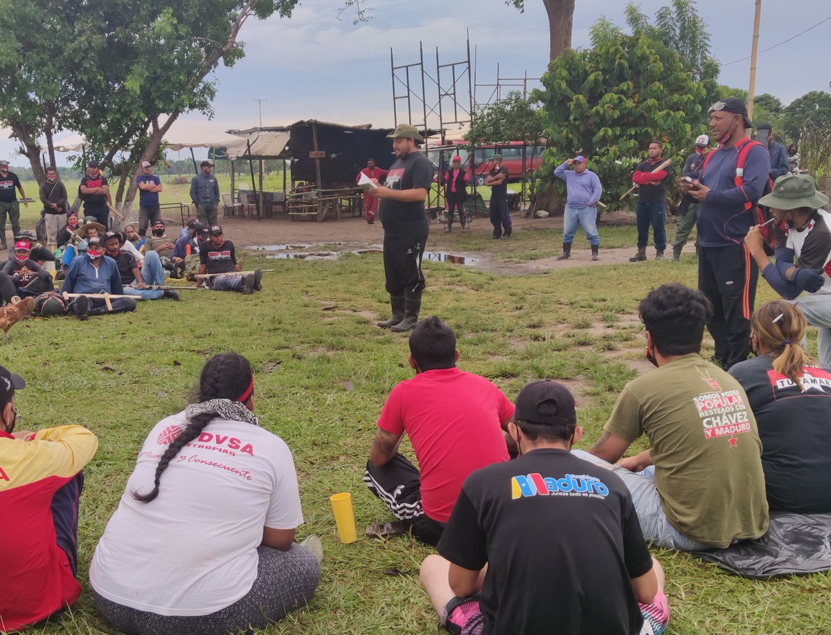 Mira_Venezuela's tweet photo. Como generadora de conciencia, la formación es la prioridad máxima de todo revolucionario, ella tiene que extenderse y profundizarse entre los diversos sectores populares que libran su lucha diaria por emanciparse del yugo capitalista.

#VamosTupa
#LosRebeldesSomosMás https://t.co/APpg9IAiQ1