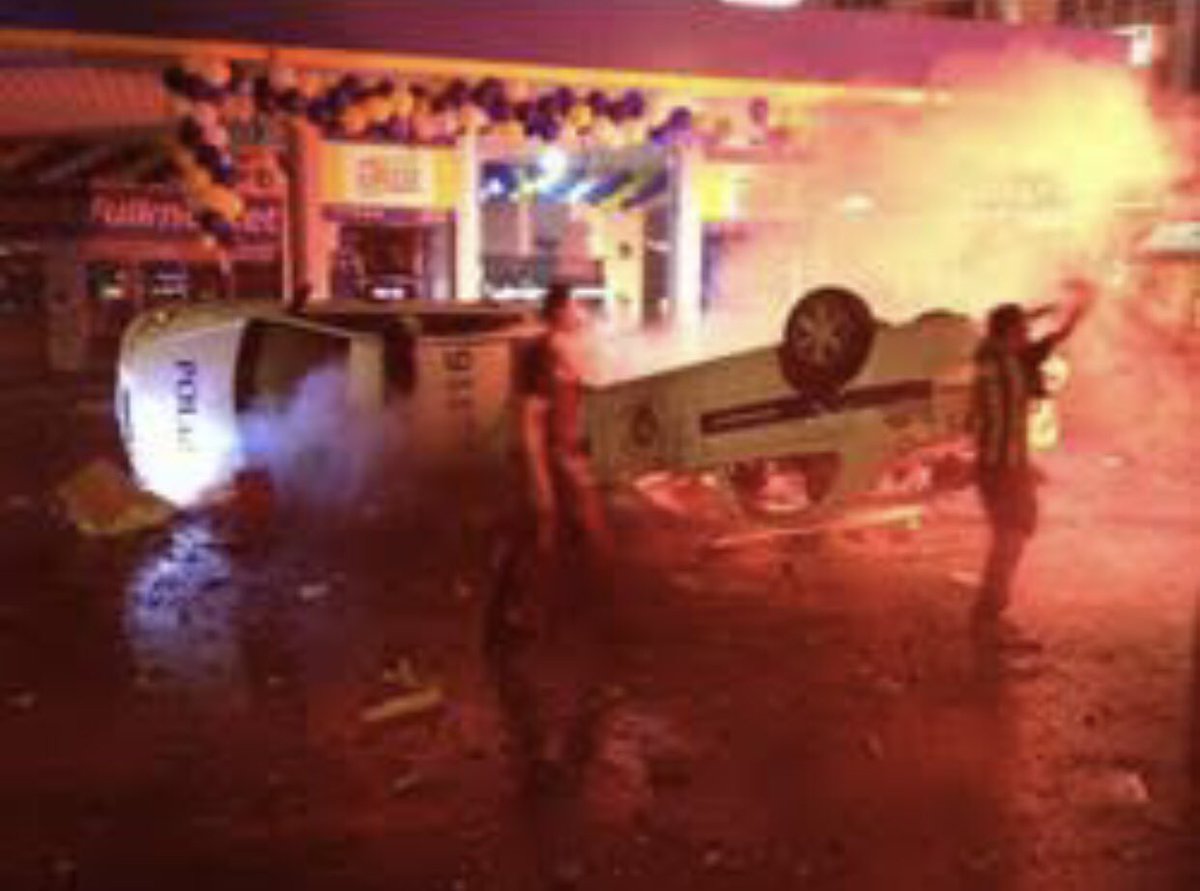 Biz sizi çok iyi biliriz.
Zamanında Galatasaray taraftarı Roma Polisine Saldırdığında;
"Roma polisine uzanan eller kırılsın" diye pankart açıp.
Şampiyon olduğumuz gece Türk polisinin aracını yakacak kadar da şerefsizsiniz.

Bize Milliyetçilik oynamayın!
#MarcaoSiksinSizi