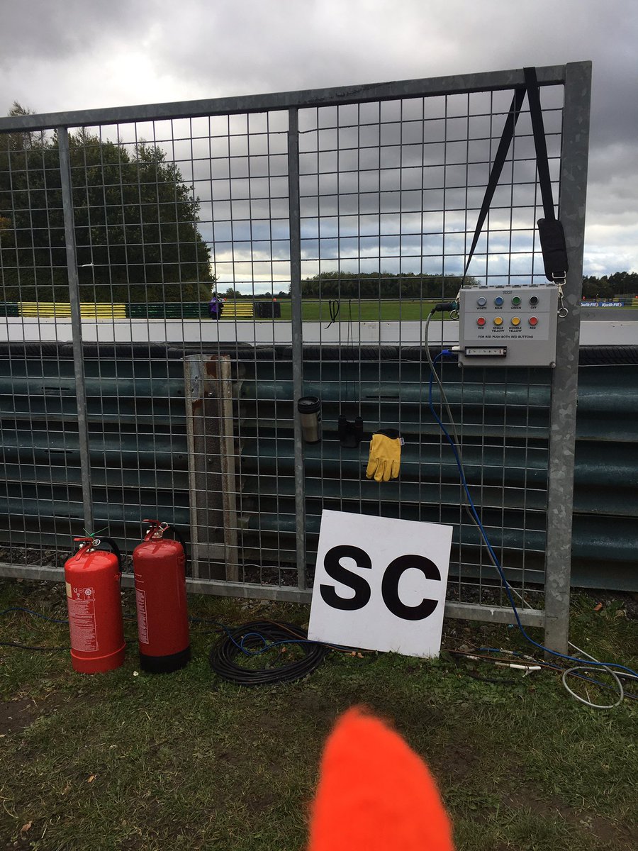 moxymac's tweet photo. @BTCC @PaulONeill29 @DeborahMcNamara @womenofthegrid @pitchbtcc @idh46 @ColinTurkington @Tomingram80 @JakeHillDriver @simonmhill My view for the day !! And lots of buttons to press. #Post17 #Croft https://t.co/PlBCIiNuEO