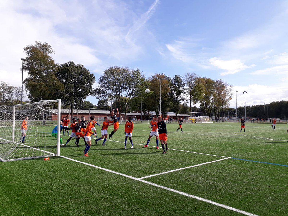HHC_Beloften's tweet photo. 40. Stormloop op de goal van @ONSSneek! #hhcons https://t.co/m06eyVzlAW