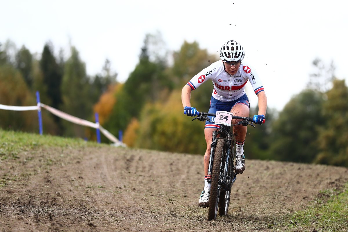BritishCycling's tweet photo. As we begin the fourth lap of five it's @Islashort who has fought her way into fifth place looking strong on the climbing sections 👊

@eviee_alicee continues to battle on currently sitting in 11th position.

#GBCT 🇬🇧
#Leogang2020 https://t.co/ktF60IHL4f
