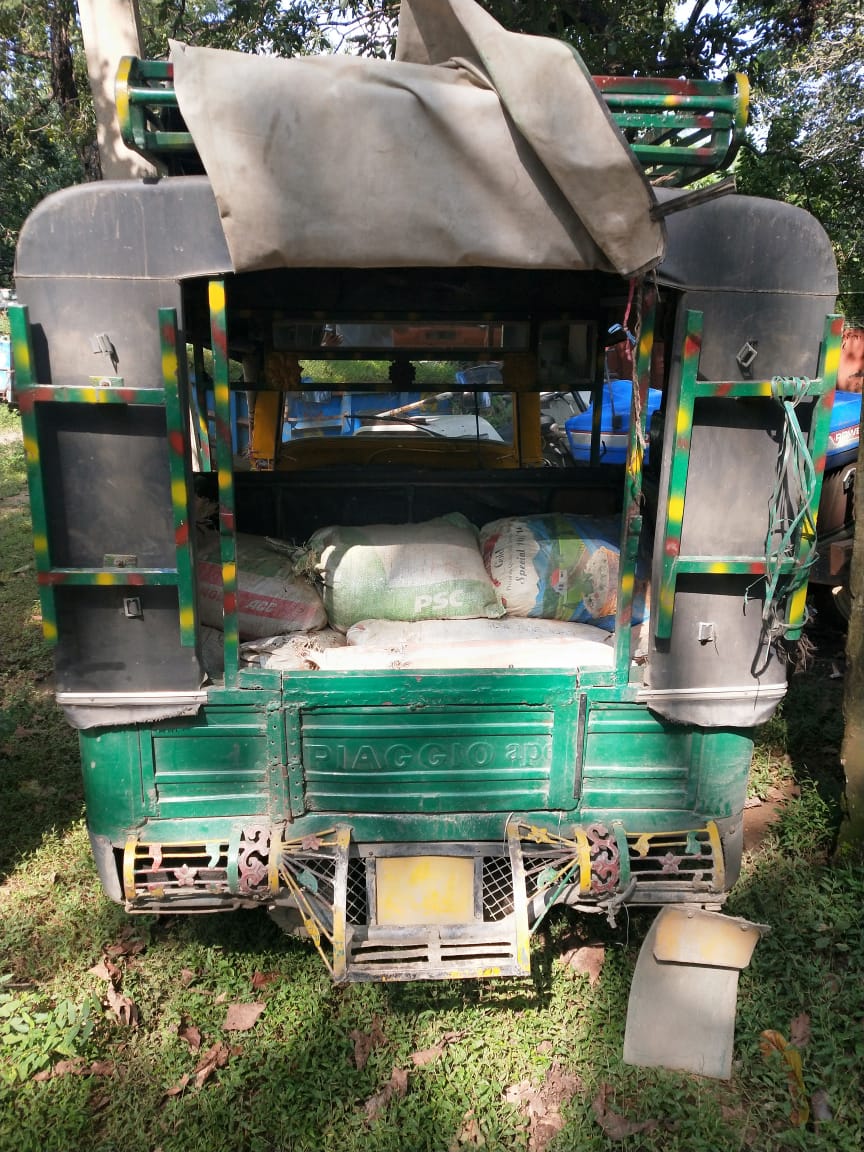 वन गश्ती दल के द्वारा जंगल से अवैध खनन करके निकाले गए माइका लदे एक टाटा 709 मॉडल ट्रक और एक टेम्पो को जब्त किया गया और अभियुक्तों के विरूद्ध वन वाद दायर किया गया।
<a href="/HemantSorenJMM/">Hemant Soren</a> <a href="/JharkhandVan/">Jharkhand Forest</a>