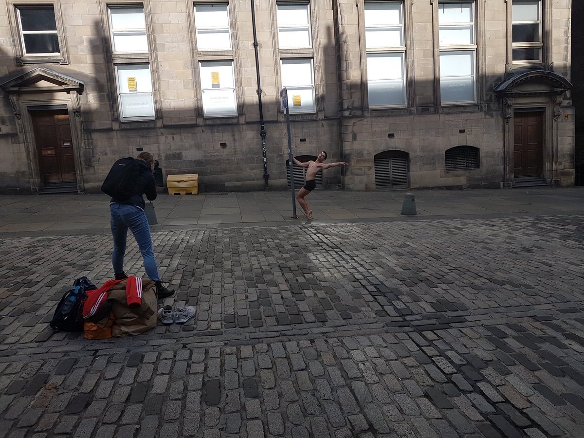 It's a lovely day in #Edinburgh today.

Not sure it's taps aff weather still, but with all the pubs closed, what you gonna do?

Great to see some fun and life returning to the #RoyalMile! 

#tapsaff #Edfringe #Edfringe2021 #Edfringe21 #ScotlandIsNow
