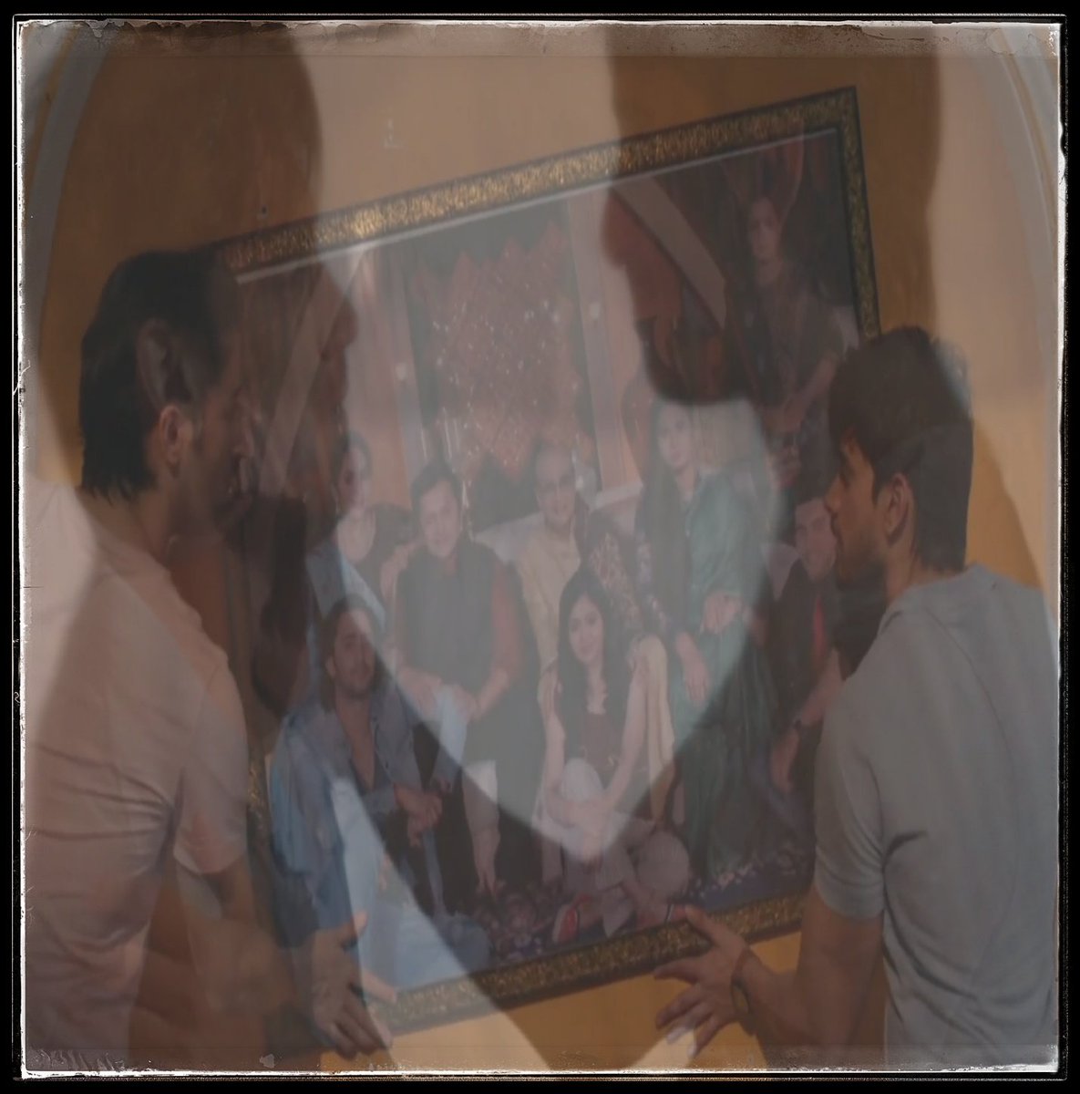 Though a tad bit dramatic, this was indeed a beautiful scene which symbolised the fact that both the brothers unitedly held the family together. Absence of either of them would affect the entire family  #ShaheerSheikh  #AvinashMishra  #RVbros