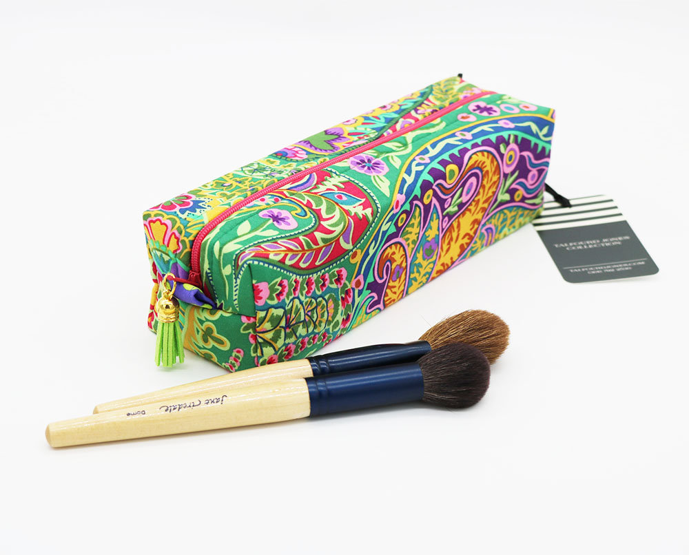 TalfourdJones's tweet photo. I just love the vibrancy of this green paisley floral fabric used for this makeup brush bag, could be the perfect gift for a loved one. Come take a look at this and the others available https://t.co/FM0k70ZagZ https://t.co/WFjdCltMLs
