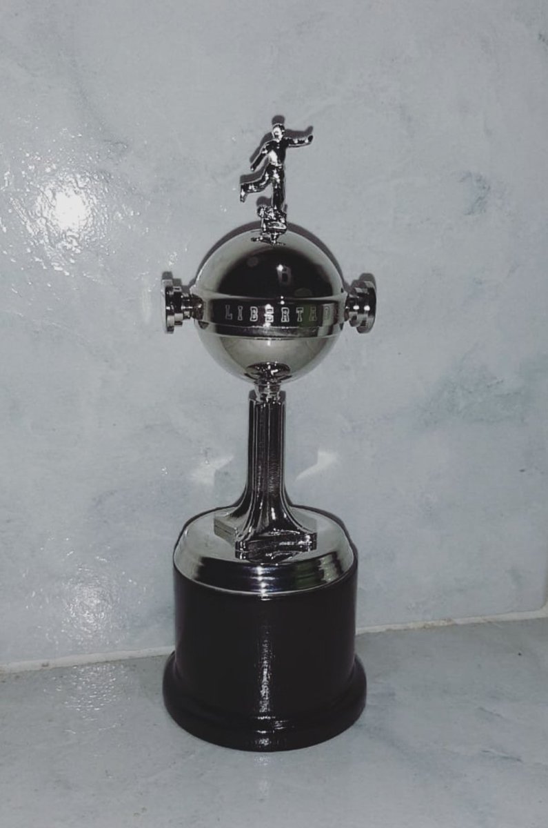 Wilson11G's tweet photo. Un día como hoy de 1990, #Olimpia ganaba su segunda Libertadores.

¡Regalo la réplica en miniatura de la Copa!

-Seguime
-Dale RT a este tweet
-Arrobá a un amigo

Cumplí los 3 requisitos y participá del sorteo el 19 de octubre.

Si querés, seguime también en Instagram @Wilson11g https://t.co/nza8eG8Neg