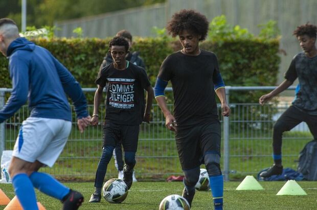 Asser Boys (@vvasserboys) on Twitter photo Door nieuwe FIFA-regels kunnen jeugdige asielzoekers niet meedoen met voetbalwedstrijden in NL. Dat heeft helaas ook gevolgen voor een aantal jeugdspelers van ons. Vanavond (18:00 en 20:00) besteedt <a href="/nosnieuws/">NOSJournaal</a> aandacht aan dit onderwerp. Kijk je ook?
(foto: Jeroen Kelderman) Door nieuwe FIFA-regels kunnen jeugdige asielzoekers niet meedoen met voetbalwedstrijden in NL. Dat heeft helaas ook gevolgen voor een aantal jeugdspelers van ons. Vanavond (18:00 en 20:00) besteedt <a href="/nosnieuws/">NOSJournaal</a> aandacht aan dit onderwerp. Kijk je ook?
(foto: Jeroen Kelderman)