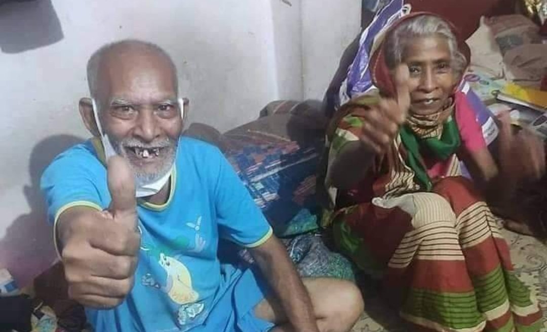rktt0R's tweet photo. ✍️सोशल मीडिया के एक वीडियो ने माता जी और बाबा जी की जिंदगी बदल दी।
ख़ुशी देखने लायक है। बधाई हो
दोस्तों इन #ढाबा_वाले_बाबा_और_माता_जी को #Nice_picture नहीं बोलेंगे ❤️😍 https://t.co/ddIJE08zHU