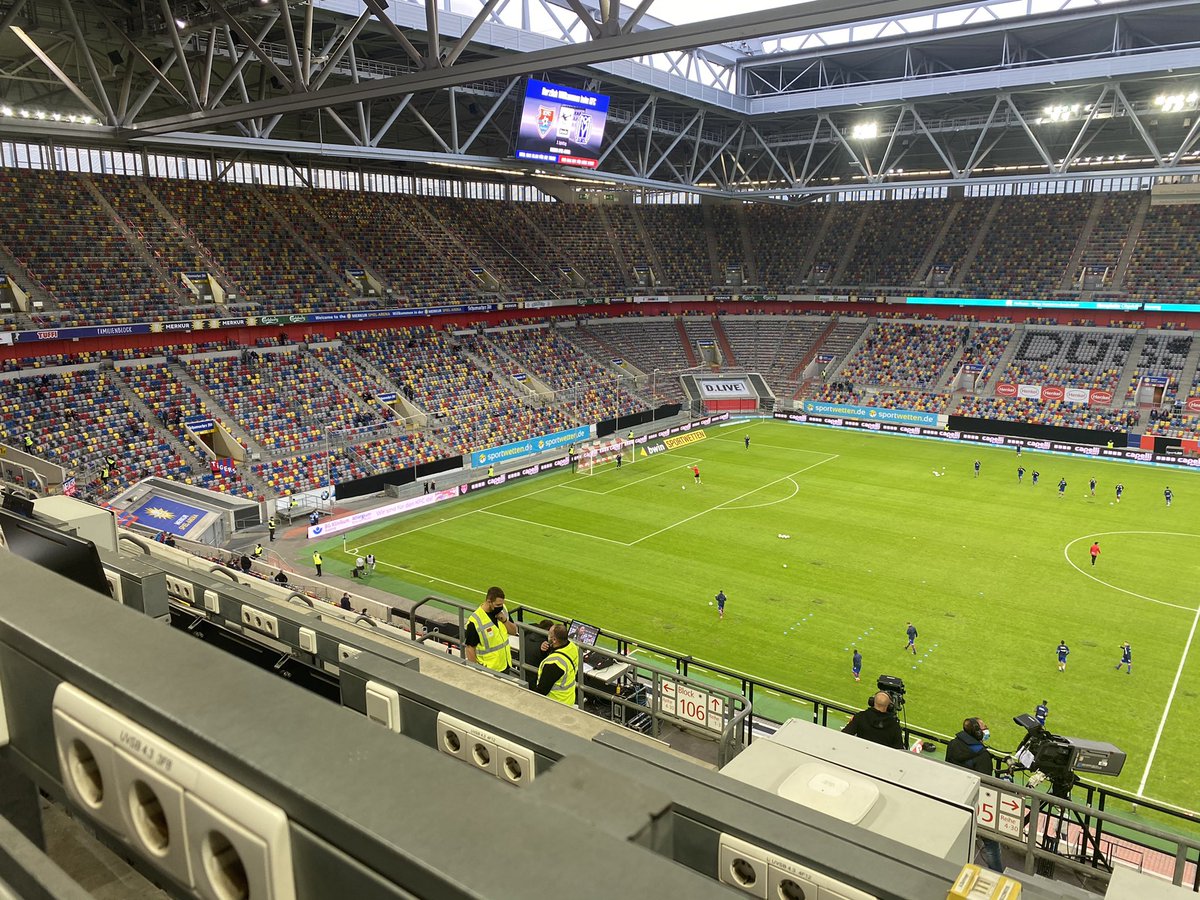 ullrich001's tweet photo. Bei meiner Abendgestaltung lege ich höchsten Wert auf Infektionsschutz. 😉 #KFCSVM #Abstand #Maske #Frischluft https://t.co/hwTqniVCst