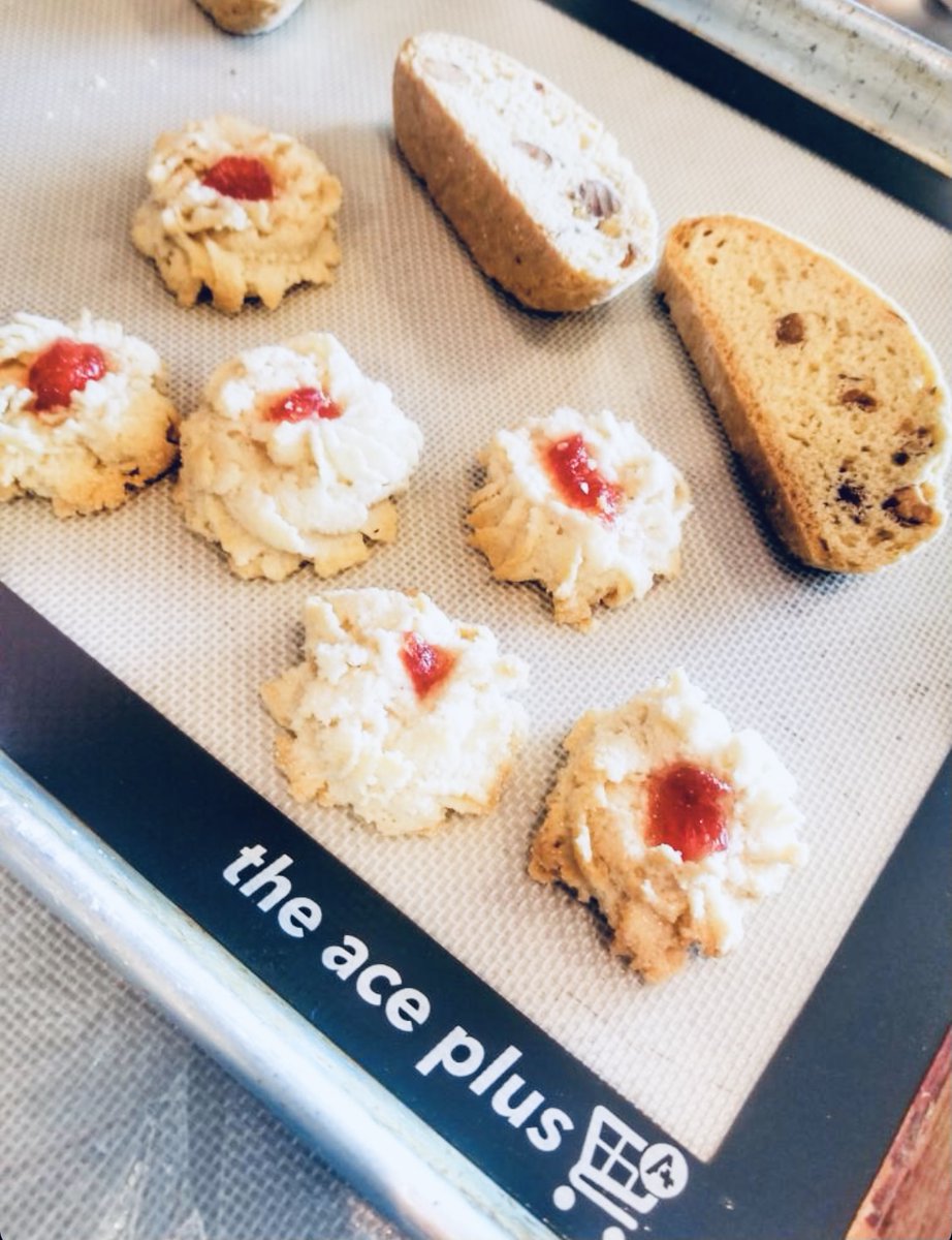 TheAcePlus1's tweet image. Biscotti and Amaretti 😋
.
.
Thanks @j0j0montana 👩‍🍳
.
.
#theaceplus 
#chefmaster #inmykitchen #thebakefeed #baker #bakingtherapy #biscottini #biscotti #amaretti #dessert #desserts #dessertsofinstagram #fabulous #yummy #yummyfood #foodgasm #eat #veganfood #cheflife #foodpics #yum