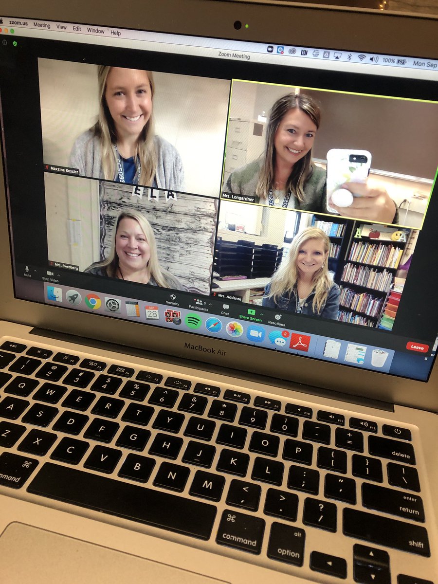 SwVr_3rdCoTeach's tweet photo. The 3rd grade team of teachers is excited to begin our Mac Book adventure with the kids! #MacBookRollOut #3rdGradeRocks #WTShines π @WT3rdGraders @JLA21001006 @CCSD93 @Apple π»π https://t.co/9sk05hkHyZ