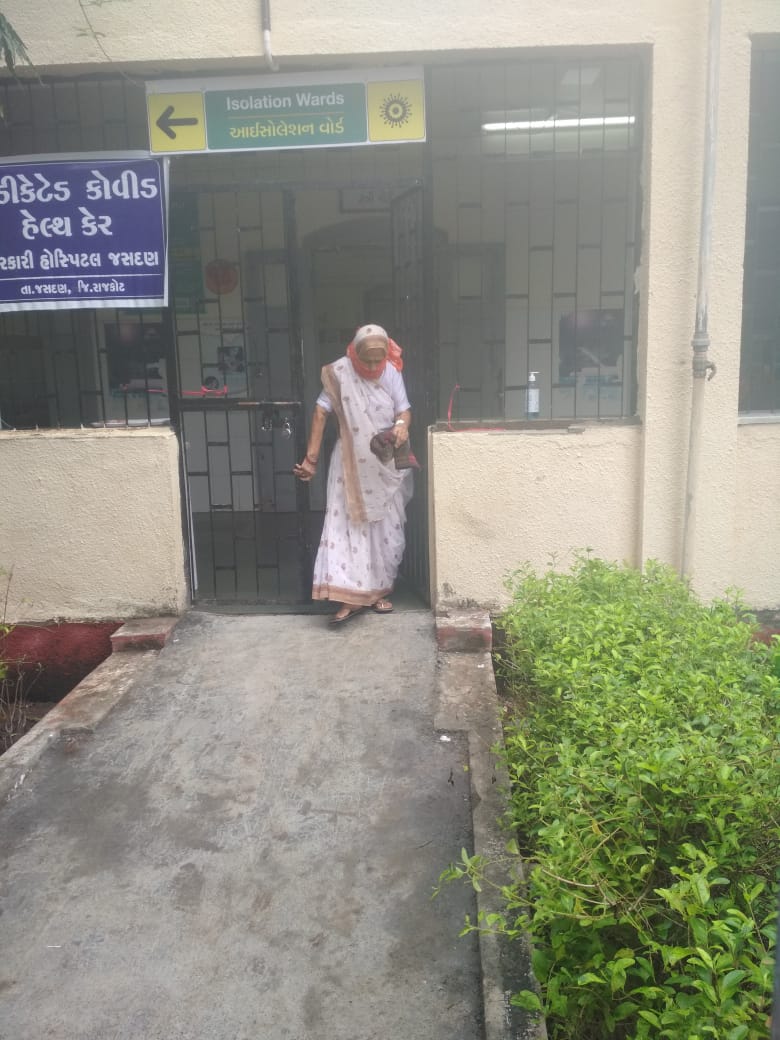 જસદણ-DCHC ખાતે આજે શ્રીમતી કાંતાબેન ગોસાઈ ઉમર વર્ષ 93 એ આજે કોરોના ને મહાત આપી ફરીથી સ્વસ્થ બની પોતાના ઘરે પરત ફર્યા છે.
<a href="/RajkotDdo/">DDO Rajkot</a> <a href="/CollectorRjt/">Collector Rajkot</a> @GujHFWDept <a href="/pkumarias/">Pankaj Kumar</a>