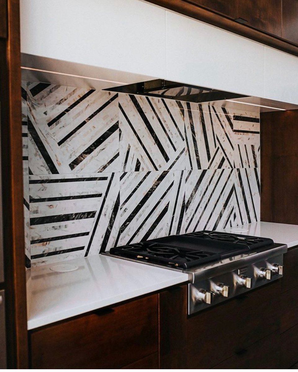 FCWMagazine's tweet photo. #MarbleMonday featuring @Daltile Marble Attache Lavish in Entranced Deco! Here's a closer look at this stunning #backsplashinstallation. #regram [📸: @strohmaierconstruction + @aliciahauffphotography]

For more: https://t.co/OOXyBdO03I https://t.co/fUdg359fmZ