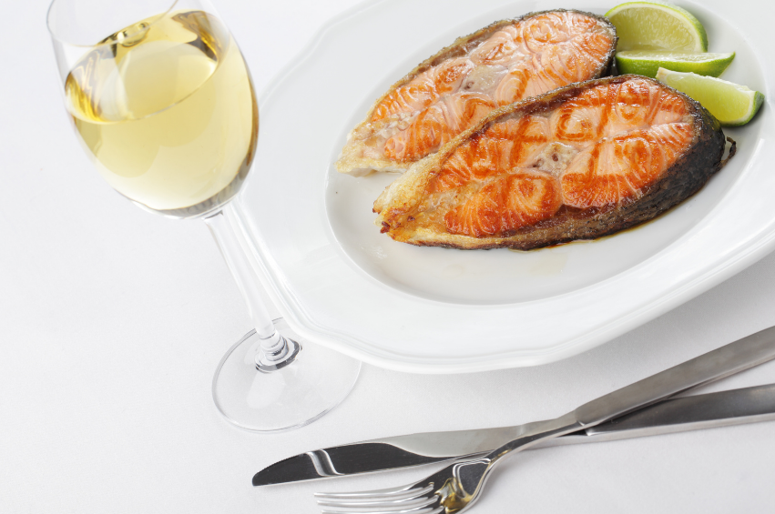 blu_glacier's tweet photo. We opt for white wines when the fish is prepared more simply. So if you’re going for a straight-up steamed or boiled salmon and minimal ingredients, the general rule of thumb is white wine can be your best bet. https://t.co/j5KIgDuZgb