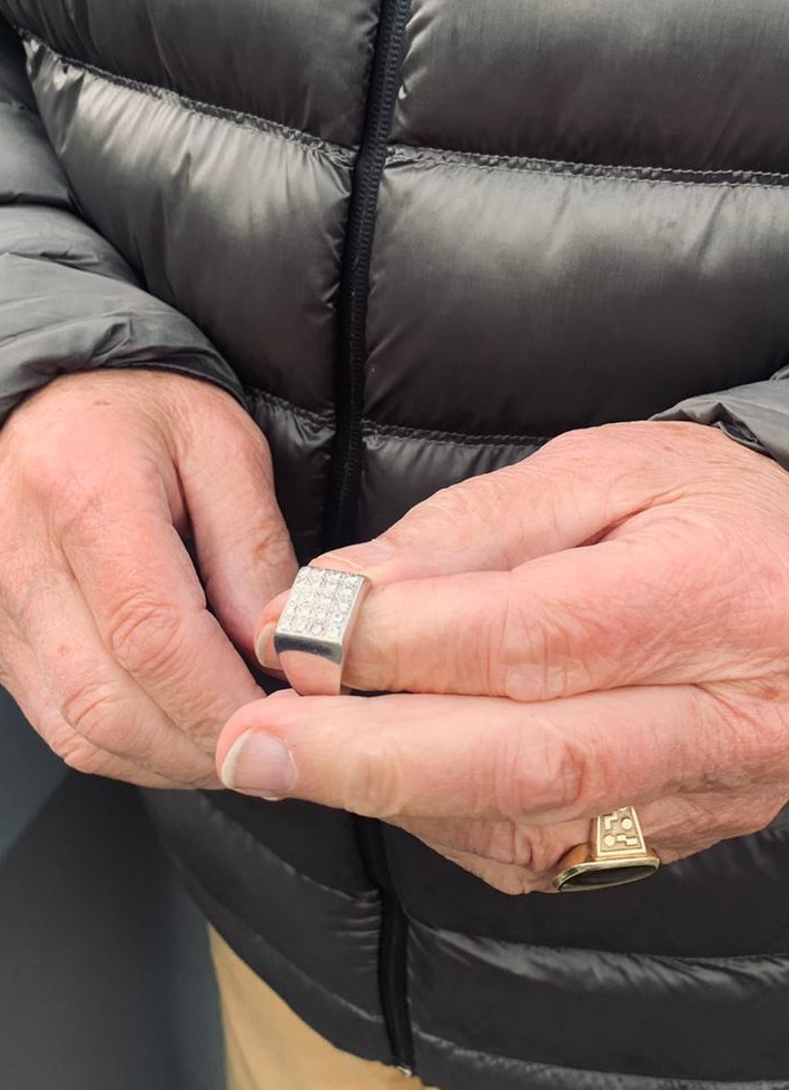 Oude man (80jr) verloor de ring van zijn vrouw in de papierbak. #Handhaving010 moest even nadenken hoe dit op te lossen ... Onze collega bleek een ware acrobaat: hij klom in de container+vond de ring! Meneer huilde van geluk.
#VoorHulpEnHandhaving #HartVoor010 #ProbeerDitNietZelf