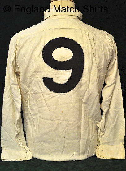 N is for.... Nat Lofthouse!

The Lion of Vienna played more than 450 times for his home club #Bolton Wanderers, and scored 30 goals in 33 games for England. 

He wore this shirt for the #3lions against the Swiss in 1952.

#AlphabetofShirts #BWFC
