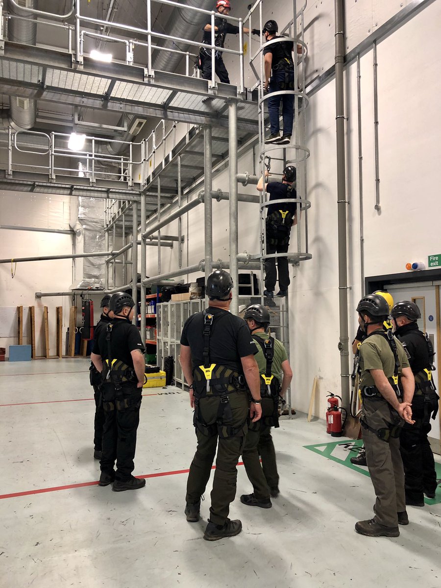 CliveBushMInSTR's tweet photo. Running a two day WAH course for specialist officers, ladder climbing and rescues today with the Petzl jag 👍🏻#workrestraint #fallarrest @lyonequipment @ASPolice https://t.co/U4Sb70KZhe