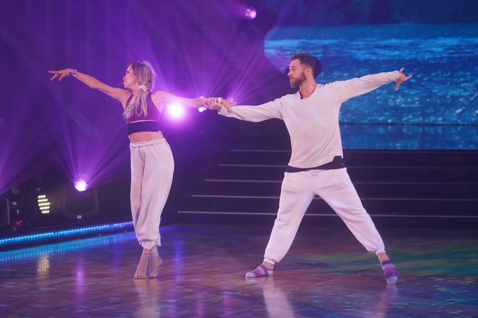 TeamAreYouKittenMe - DWTS - Season 29 - Discussion - *Sleuthing Spoilers* - Page 14 EjA80kdXcAA1Fri