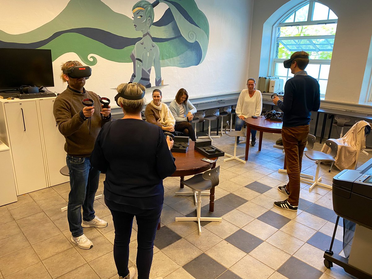 @TorsteinTS og @MarteMP prøver VR-læring sammen med @terjepe på Rothaugen skole🎮