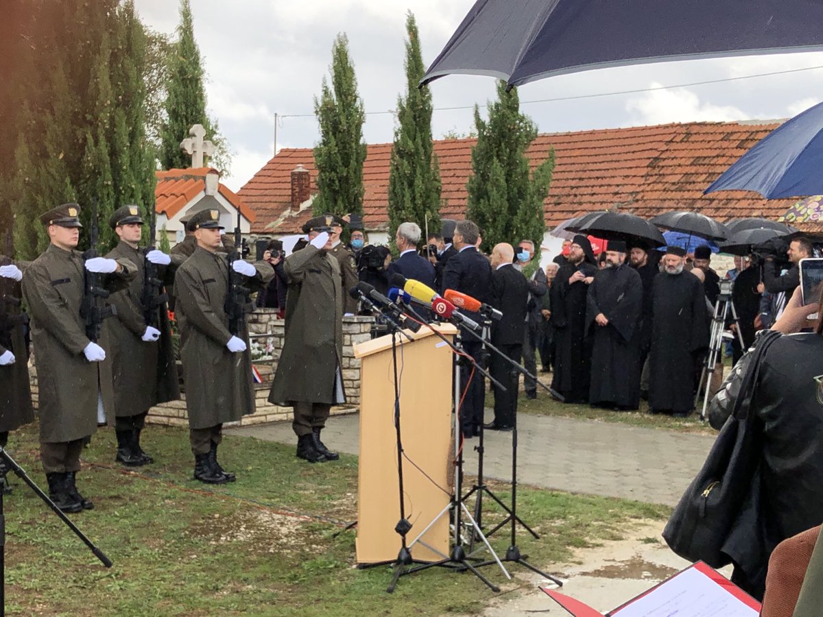 MarkusWuketich's tweet photo. Heute fanden sehr bewegende u. von Aufrichtigkeit getragene Gedenkveranstaltungen für zivile serbische Opfer, die nach der Operation Oluja ermordet wurden, mit d. 🇭🇷 Premierminister Andrej Plenković u. offiziellen VertreterInnen der serbischen Minderheit in #Varivode statt. https://t.co/DJNk4Z8QC5