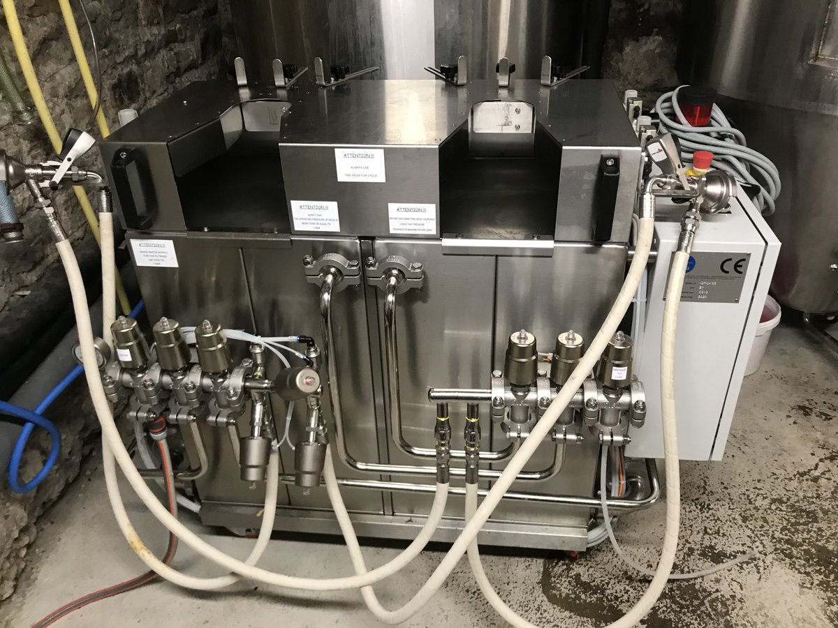 equip_core's tweet image. Un bon début de semaine en voyant la laveuse fûts Sifa de Core opérationnelle au @MaltinPot. Cette beauté en acier inoxydable est la solution mobile automatisée parfaite pour laver et nettoyer vos fûts selon les normes les plus élevées. #fûts #bière #brasseurs #équipement