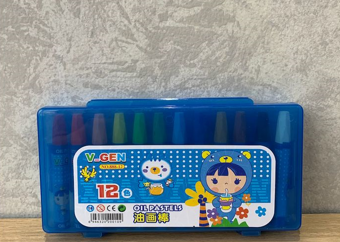 Crayon oil pastel 12 warna, sekotak Rp. 8.000. Kotaknya ada dua warna, pink sama biru, isinya sama. https://www.tokopedia.com/hophops/crayon-oil-pastels-v-gen-12-warna