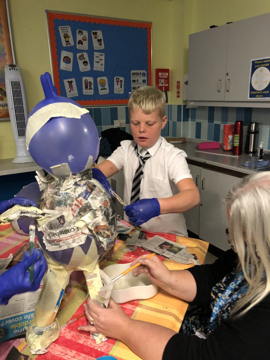 LlanwernSLC's tweet photo. Dinosaur crafts - creating our model T-Rex @Llanwern_High https://t.co/oUEUbrSnvf