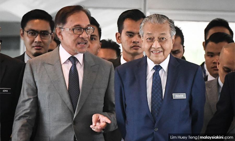 Beberapa kurun selepas itu kita lihat gambar ini pula. Anwar berjalan beringan dengan Mahathir. Tapi kita perhati betul-betul Anwar berada di kanan Mahathir. Apakah maksudnya? Dalam hubungan politik ia bermaksud Mahathir berada di sebelah kiri Anwar. Dua-dua juga masih kurus.