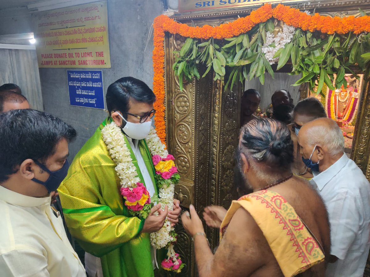 mlanaharis's tweet photo. ಹಲಸೂರಿನ ಇತಿಹಾಸ ಪ್ರಸಿದ್ಧ ಸುಬ್ರಮಣ್ಯಂ ಸ್ವಾಮಿ ದೇವಸ್ಥಾನದಲ್ಲಿ ನಡೆದ ಕುಂಭಾಭಿಷೇಕ ಪೂಜೆಯಲ್ಲಿ ಪಾಲ್ಗೊಂಡು, ದೇವಾಲಯದ ಮುಂಬರುವ ಅಭಿವೃದ್ಧಿ ಕಾರ್ಯಗಳ ಬಗ್ಗೆ ದೇವಾಲಯದ ಅಧ್ಯಕ್ಷರು ಮತ್ತು ಸದಸ್ಯರೊಂದಿಗೆ ಚರ್ಚೆ ನಡೆಸಲಾಯಿತು. https://t.co/QKvLMfqo1h