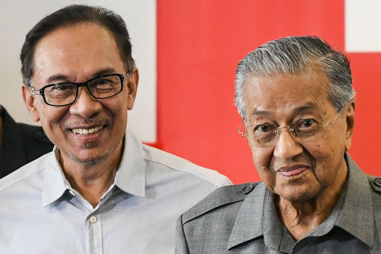 Sekali lagi bukti menunjukkan firasat bahawa Anwar berada di sebelah kanan Mahathir. Walaupun ketika bergambar dengan senyuman kepada media, jangan kita lupa bahawa Mahathir berada di sebelah kiri Anwar.