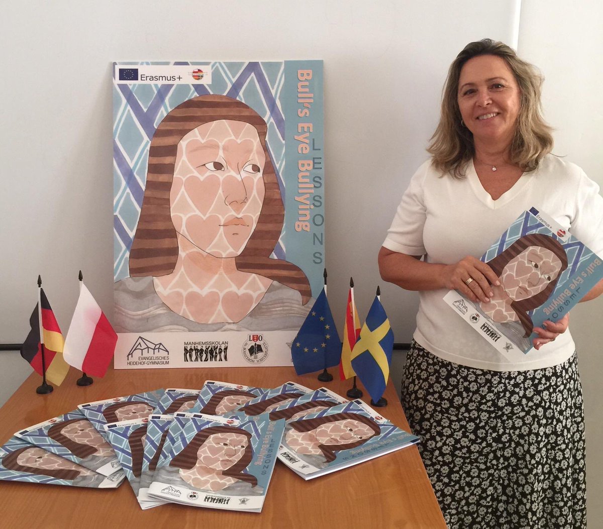 IESHnosMachado's tweet photo. RT @BEBullying: Presentation of the printed booklet that will become a resource to use in the classroom to combat bullying @sepiegob @EUErasmusPlus @IESHnosMachado #stopbullying https://t.co/IkMjPVY2IE https://t.co/xWVoVjHKmO