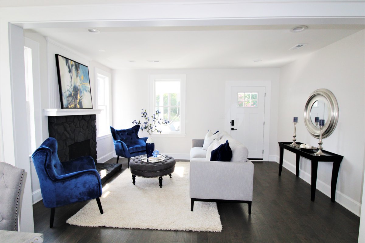 CLThomestager's tweet photo. Here's a little gem in Dilworth, it's small on square footage but big on Style. In order to make this living space seem bigger we used neutral tones with pops of bright blue and shiny surfaces to reflect the light.  #stagingcharlotte  #charlotterealestate https://t.co/ZP6964O0al
