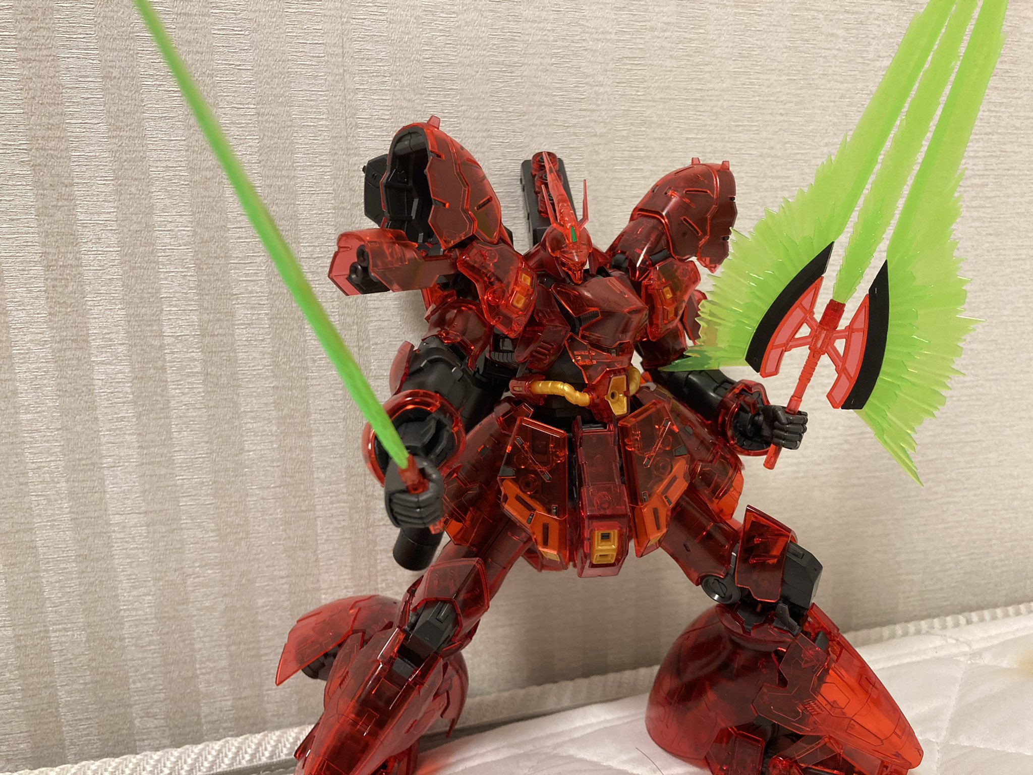 𝐼 𝒳 𝒜 Rgサザビークリアver 透明な装甲で良い感じに中が透けてる なんてエッチなプラモなのだ 装甲は一応二色のクリアだけどわかりづらめ サザビーってかっこいいなやっぱり T Co Qxoiatjshb Twitter