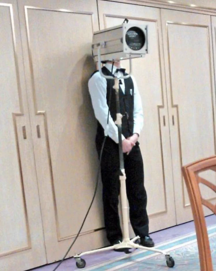 奇跡の一枚！？結婚式で撮れた写真が、映画館で見かけるアレっぽい！