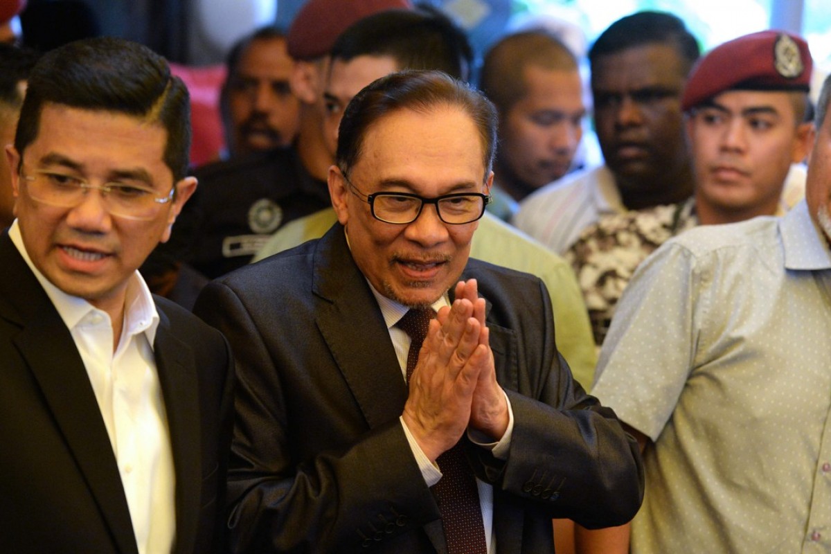 Untuk membuktikan teori ini, mari kita lihat gambar ini pula. Lihat bahasa badan Anwar: Anwar tidak berada di sebelah kanan Mahathir sebab Mahathir tidak ada pun dalam gambar ini.