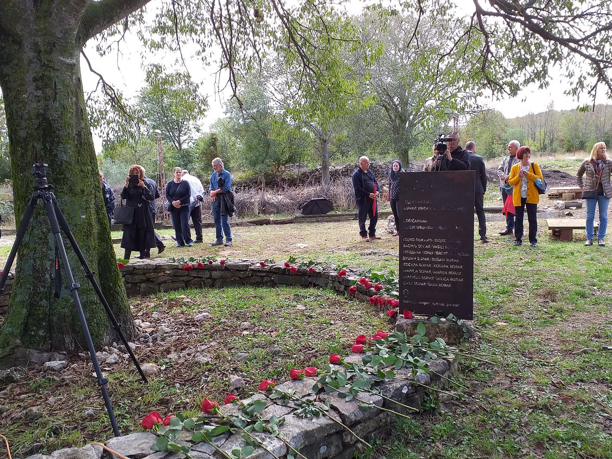 GaelVeyssiere's tweet photo. Émouvante cérémonie avec @AndrejPlenkovic, le vp B Milosevic @ivan_malenica et @MiloradPupovac à #varivode en mémoire de civils serbes de 🇭🇷. Puis recueillement à #Gośić m, lieu d'1 autre massacre. Des gestes et des discours forts pour la réconciliation et toutes les victimes https://t.co/ES1CO8CQXz