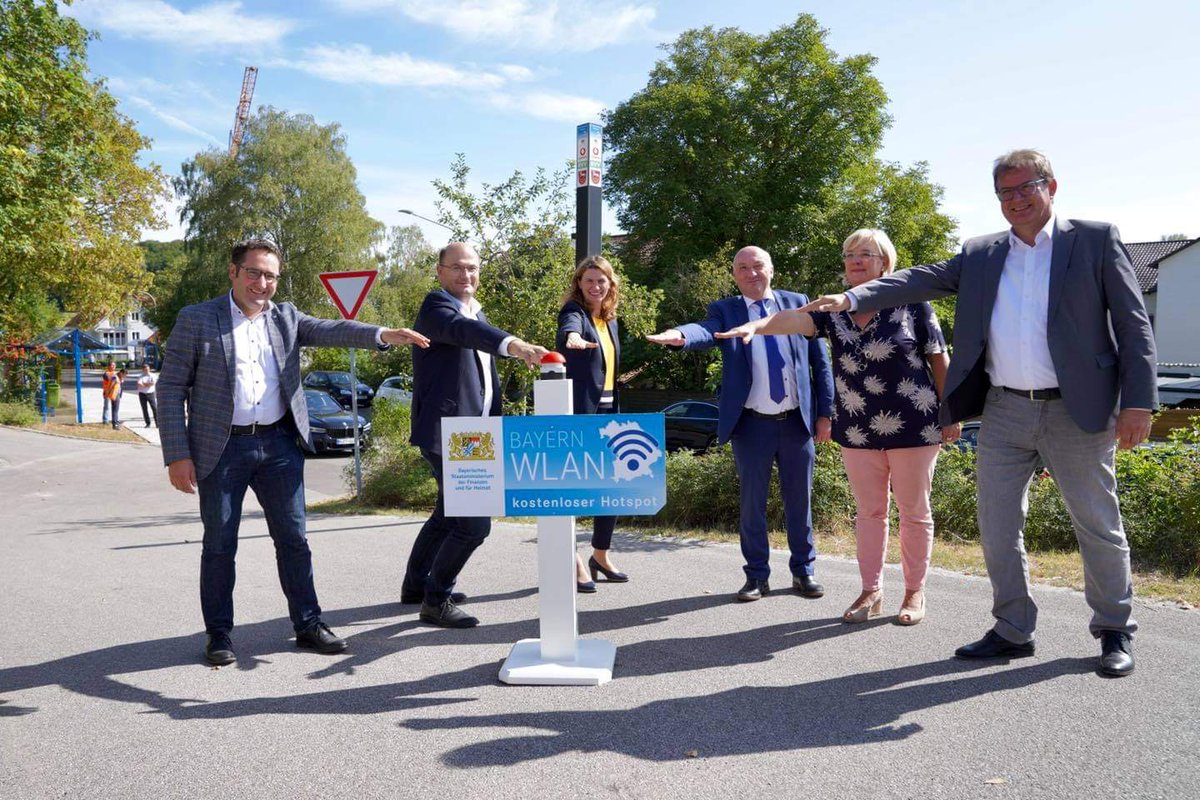 photinusAT's tweet photo. Mit der photinus WLAN-Solarsäule in Nittendorf kann ab sofort jeder gratis und mit 100% Sonnenenergie im Internet surfen. Die Solarsäule kann an jedem beliebigen Ort platziert werden - ganz ohne Verkabelung.

#photinusiseverywhere #photinus #photinussolar #solar #wlantower https://t.co/uYIBy0wb7d