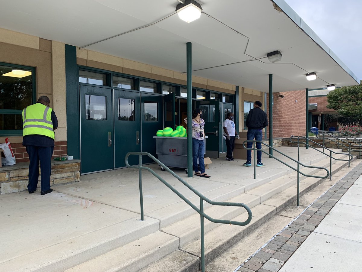 APSGunston's tweet photo. APS Instructional kits distribution at Gunston! It’s so good to see families and even better to have help! #OneGunston https://t.co/vjZJQ4EOSS