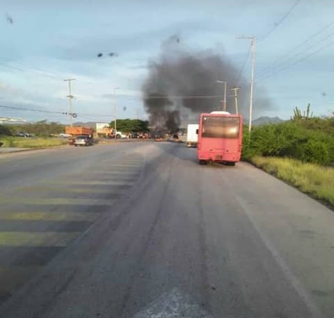 pgarcia_ve's tweet photo. #28Sept | Ciudadanos de Nueva Esparta protestan por la falta de combustible y los problemas de servicios públicos, las personas afirman estar cansadas de las irregularidades #NuevaEsparta #Ahora https://t.co/HmIbOHHKdc