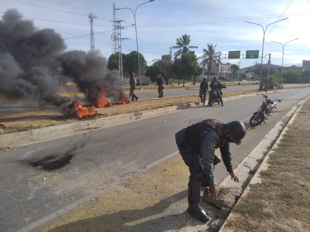 RConfidencial's tweet photo. #Urgente #Margarita
Reportamos trancas en varias partes de Nueva Esparta #28S https://t.co/dXWTHWc9Ut