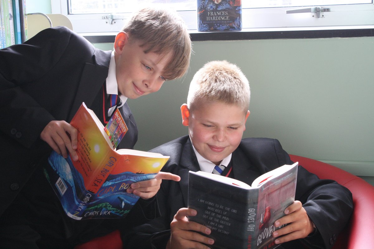 WitchfordVC's tweet photo. Year 7 Library Induction this morning enjoying our many books. Year 7 also taking part in @Booktrust #BookBuzz scheme & will be receiving their free books soon to encourage their reading #prideinWVC #Reading
@wvcresourcecent https://t.co/85PiF5OuqL