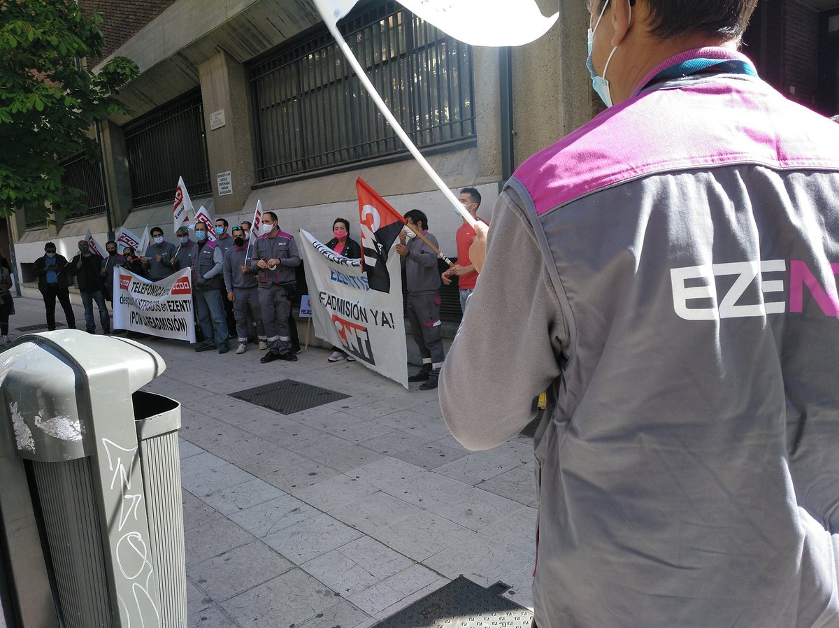 AntifaZamora's tweet photo. Hoy hemos apoyado la huelga de las trabajadoras y trabajadores de Ezentis en Zamora por la readmisión de los despedidos.

¡Viva la lucha de la clase obrera!
#EzentisEnLucha #Zamora #Ezentis https://t.co/XvEGOvjXf0