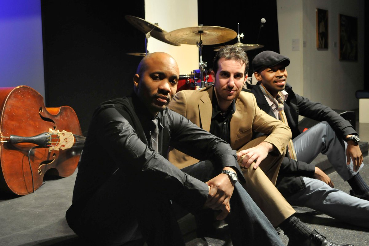 🎷Avui ens acompanya el trio del pianista Aaron Goldberg [<a href="/agoldbergjazz/">Aaron Goldberg</a>] una banda dels nostres dies que segueix l'estela de les grans formacions del passat. Gaudiu-ne!👉bit.ly/2HEvqLV

#CafèJazz